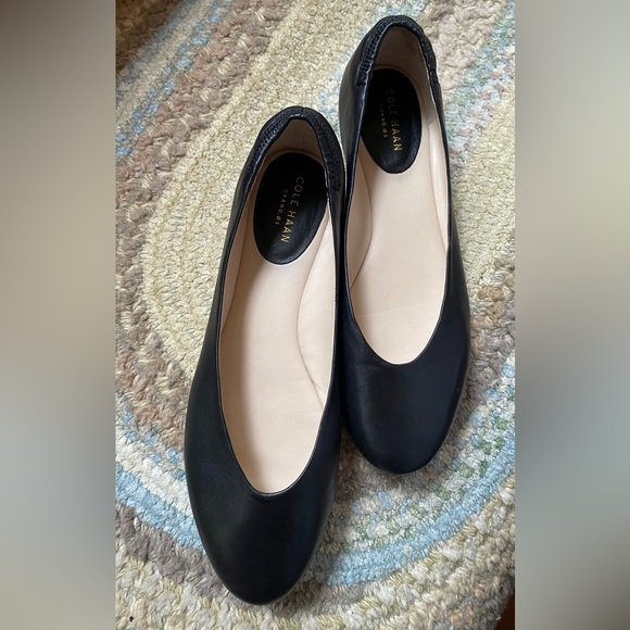 Cole Hahn 9B Black Calf Leather Ballet Flat EUC with Sm heel - Picture 4 of 4